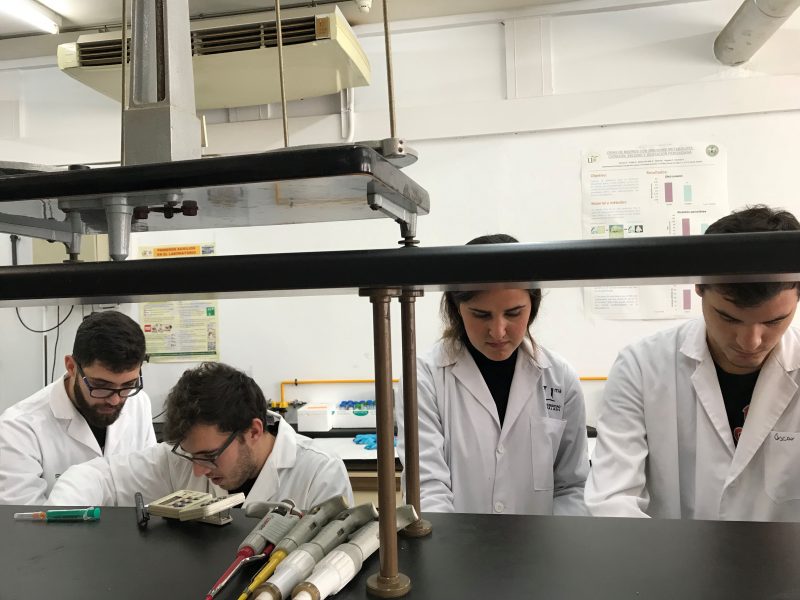 Investigadores durante los ensayos en el laboratorio de Fisiología de la Universidad de Sevilla
