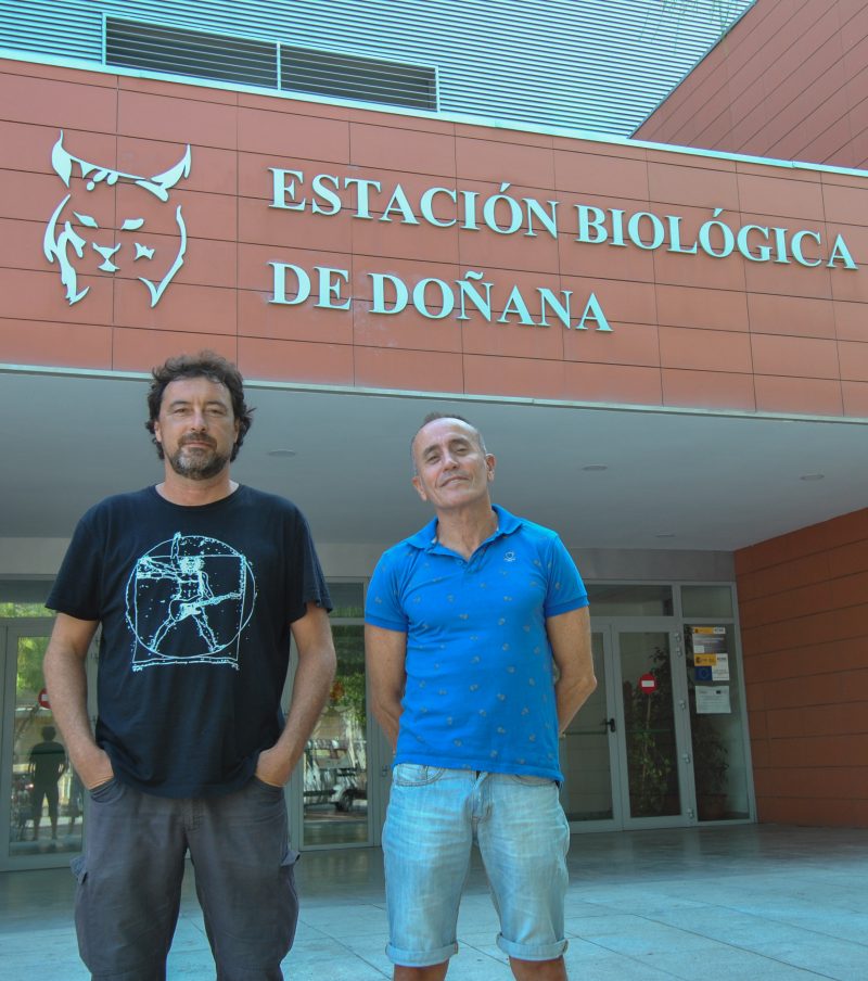 Fotografía de Tomás Redondo (A la izquierda) y Ricardo Díaz-Delgado, ante la sede de la Estación Biológica de Doñana.