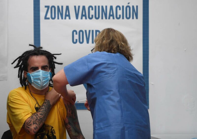 Un hombre recibe una dosis de la vacuna contra la covid en Avilés (Asturias). / EFE/ ELOY ALONSO