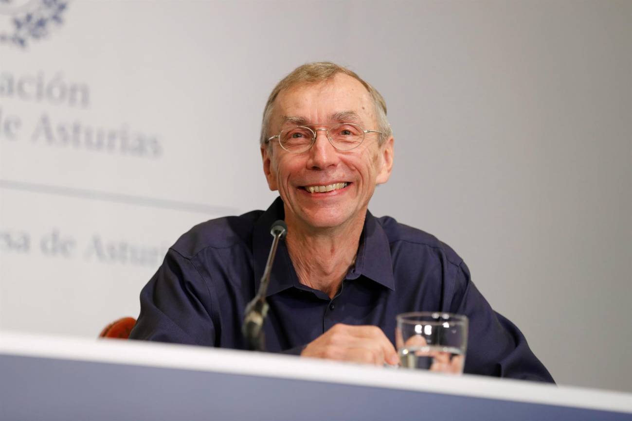 El biólogo sueco Svante Pääbo habla durante una rueda de prensa celebrada en Oviedo el 17 de octubre de 2018. / EFE/José Luis Cereijido