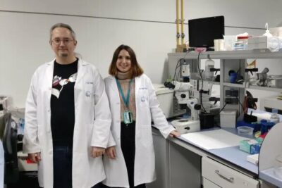 Los autores principales del grupo de investigación de la UGR que han realizado este trabajo, en el Centro de Investigación Biomédica (CIBM) de la UGR. De izquierda a derecha, Enrique J. Cobos del Moral y Mari Carmen Ruiz Cantero.