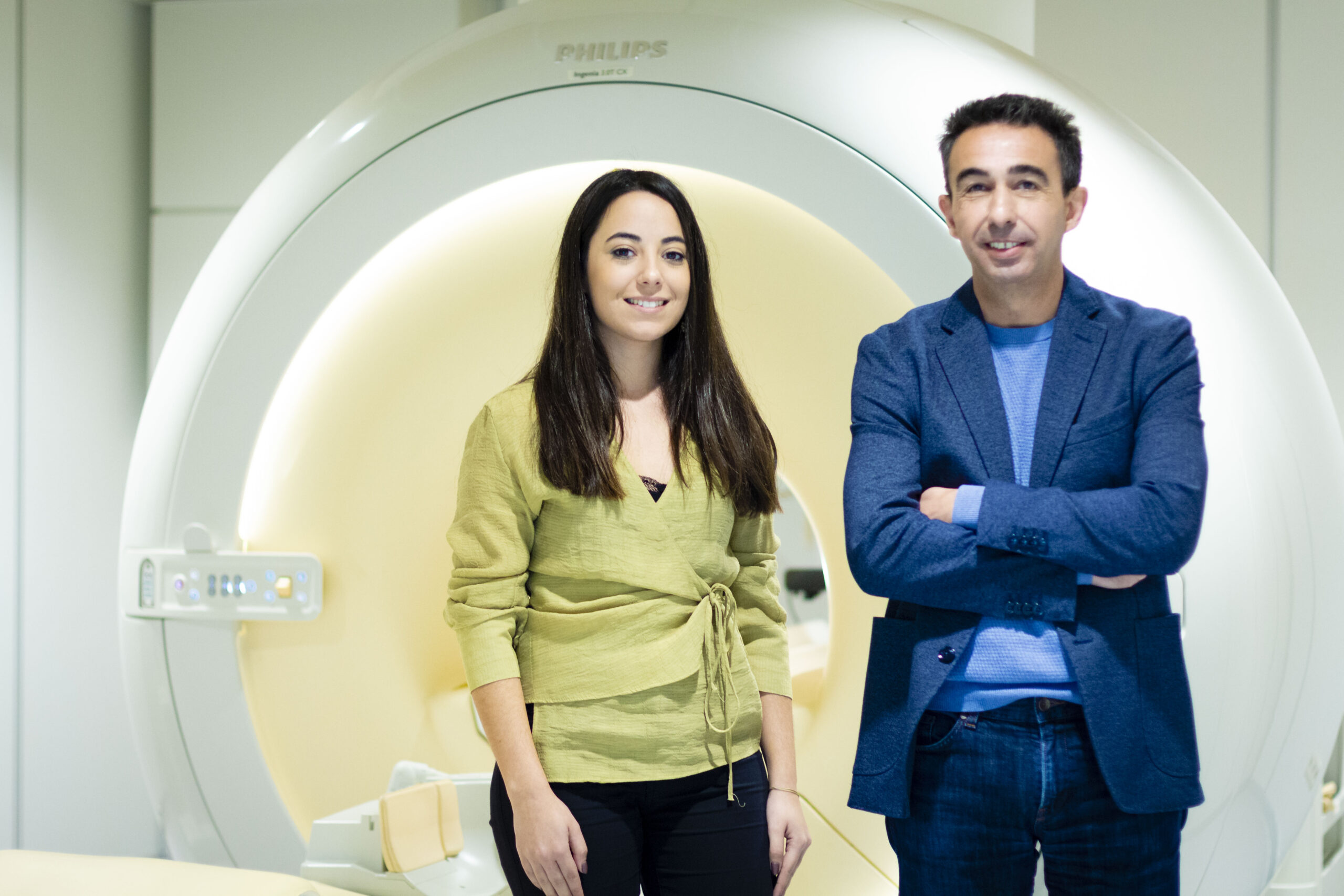 Marina Fernández Álvarez y José Luis Cantero en el laboratorio de la UPO donde obtienen las imágenes de resonancia magnética cerebral
