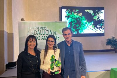 La científica del departamento de Botánica y Fisiología Vegetal de la UMA María Altamirano fue la encargada de recoger el galardón, acompañada por los investigadores Julio de la Rosa y Raquel Carmona, de las Universidades de Granada y Málaga, respectivamente, impulsores también de este proyecto.
