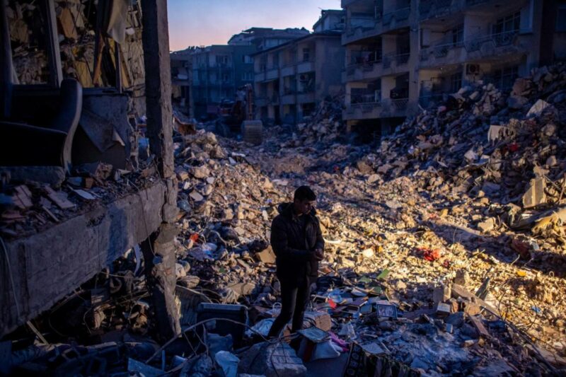 Un hombre permanece sobre los escombros de edificios derrumbados tras el terremoto en Hatay, Turquía, este miércoles. / EFE / MARTIN DIVISEK