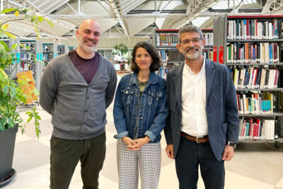 Los investigadores Juan R. Ballesteros, María Crego y Juan M. Cortés en la Biblioteca de la UPO