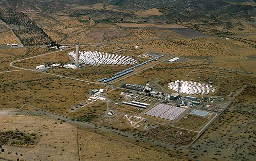 Vista aérea de la Plataforma Solar de Almería donde se han realizado los ensayos / vía Wikimedia Commons