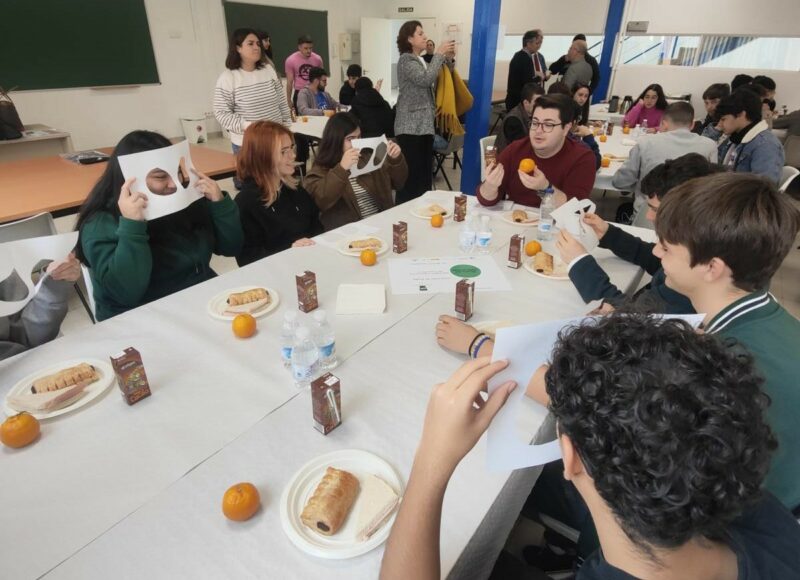 Participantes en el ‘Café con Pi‘ que se celebran hoy en la Facultad de Matemáticas de la Universidad de Sevilla.