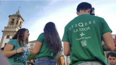 Jóvenes en la feria Diverciencia de Algeciras