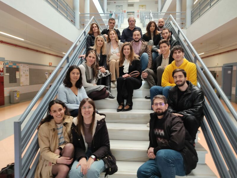 Grupo de investigadores de la Universidad de Almería en una escalera. colmenas