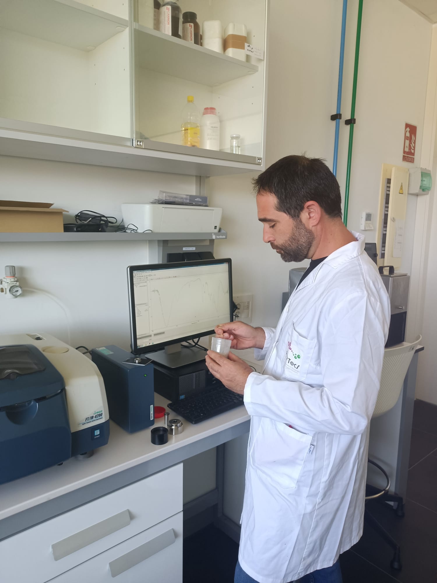 El investigador de la Universidad de Huelva Manuel Trejo Cáceres, realizando ensayos de caracterización química