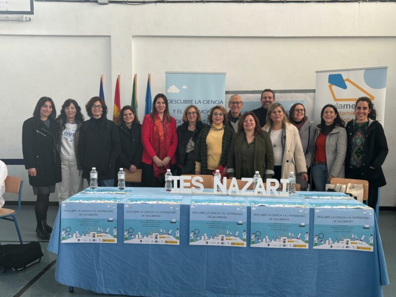 Foto de familia de las investigadoras andaluzas participantes en este Café con Ciencia junto con representantes del Ayuntamiento de Salobreña y Fundación Descubre.