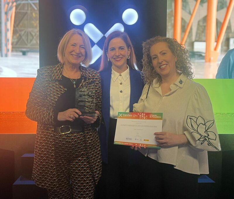 Teresa Cruz y Carolina Moya, junto a María Nieves Valenzuela, directora general de Fomento de la Innovación de la Consejería de Universidad, Investigación e Innovación.