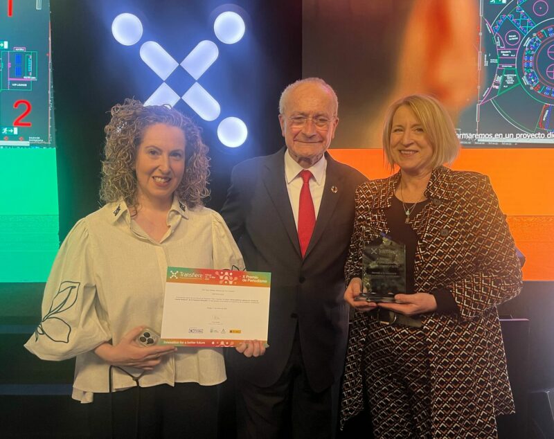 La directora de la Fundación Descubre, Teresa Cruz, y la coordinadora de #CienciaDirecta, Carolina Moya, con la Mención recibida, junto al alcalde de Málaga, Francisco de la Torre.