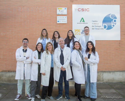 En el centro, José A. Sánchez Alcázar con su equipo de investigación en el CABD