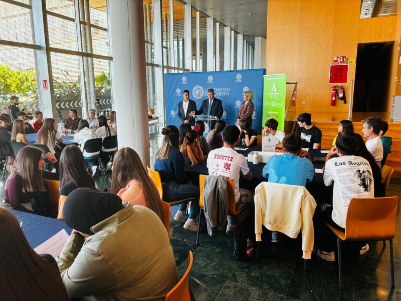 El secretario general de Investigación e Innovación de la Consejería de Universidad, Investigación e Innovación, Antonio Posadas, junto al vicerrector de Política Científica de la Universidad de Almería, José Antonio Sánchez Pérez, y la directora de la Fundación Descubre, Teresa Cruz.