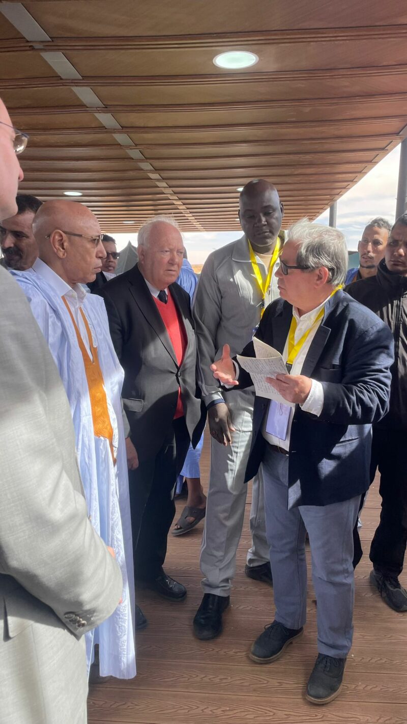 El director científico del proyecto 'Paseos Matemáticos', Álvaro Martínez Sevilla, explica los paneles de la nueva exposición 'Paseo Matemático Ciudades de las Caravanas' al presidente de Mauritania Mohamed Ould Ghazouani y al alto representante de Naciones Unidas para la Alianza de Civilizaciones, Miguel Ángel Moratinos.