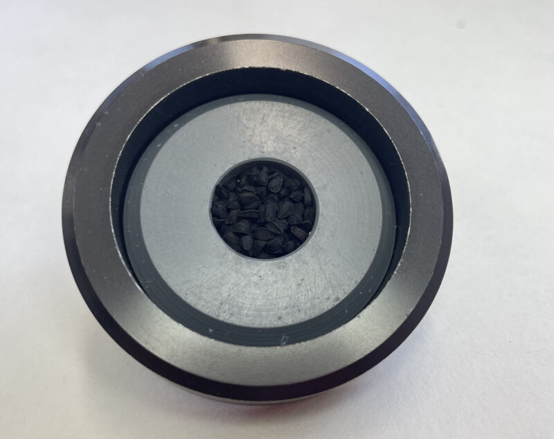 El nuevo sistema, basado en espectroscopía de infrarrojo cercano (NIRS), analiza cómo refleja la luz la muestra, lo que permite observar la semilla entera en segundos y sin generar residuos. 