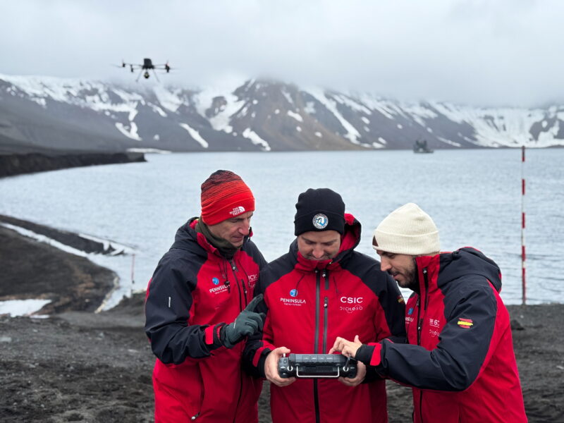 Los científicos del CSIC Antonio Tovar-Sánchez, Gabriel Navarro, y Alejandro Román operan uno de los drones usados para el estudio. / Foto: Unidad OPECAM/SeaDron, ICMAN-CSIC