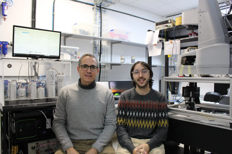 El doctorando Guillermo Camacho Villar y el catedrático Juan de Vicente Álvarez-Manzaneda en el F2N2Lab de la UGR.