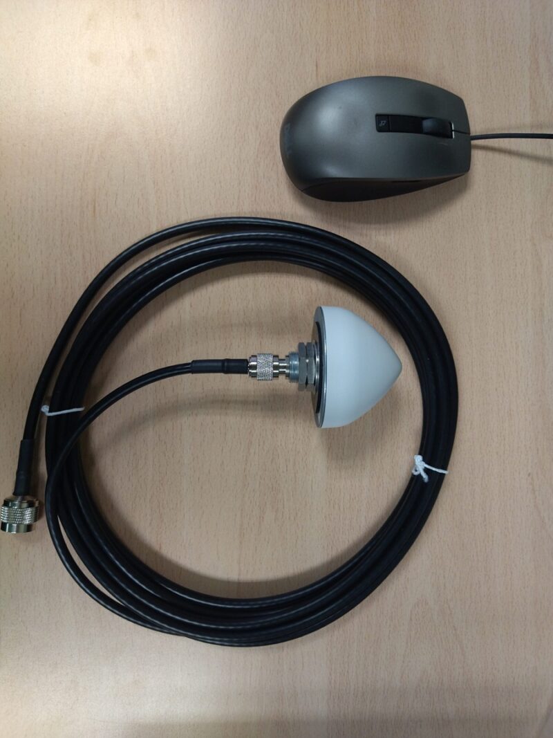 Antena GNSS de bajo coste. Tamaño comparado con un ratón.