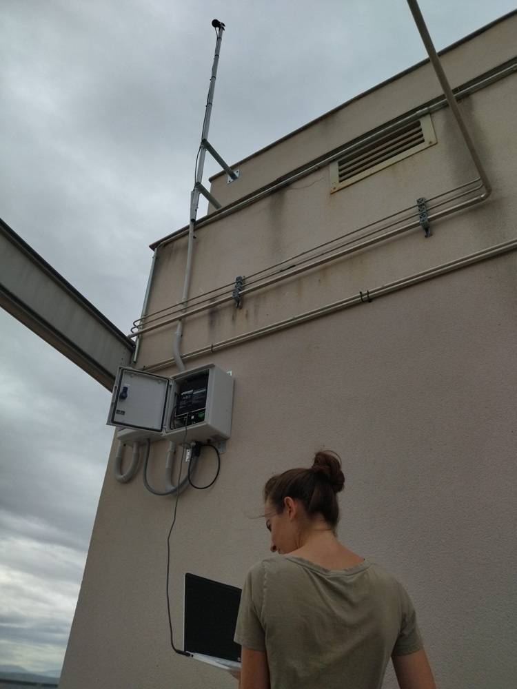 Una de las investigadoras de estudio, Leire Retegui, configurando el equipo GNSS.