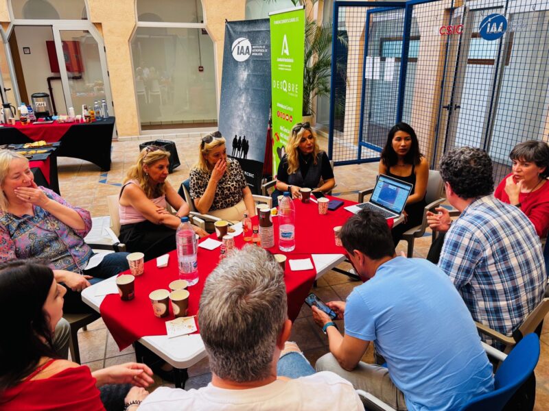 Azaymi Litzy Siu Tapia, junto al profesorado de su Café.