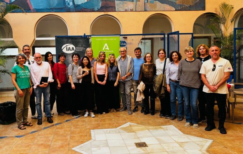 Foto de familia de los investigadores y los docentes participantes en el Café con Ciencia celebrado en el IAA-CSIC.