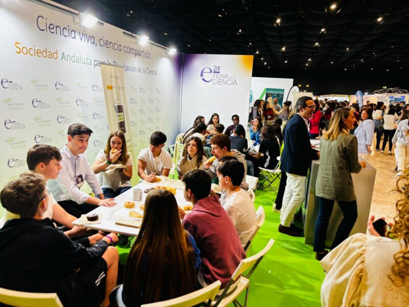 Cafés con Ciencia dedicados a los eclipses en el stand de la Fundación Descubre.
