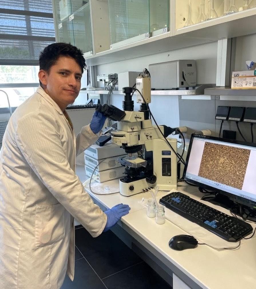 El investigador de la Universidad de Huelva Sebastián Sanabria Sanabria, en el laboratorio.