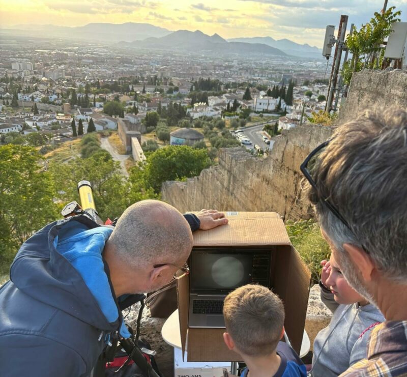 Observación solar en San Miguel Alto, Granada.
